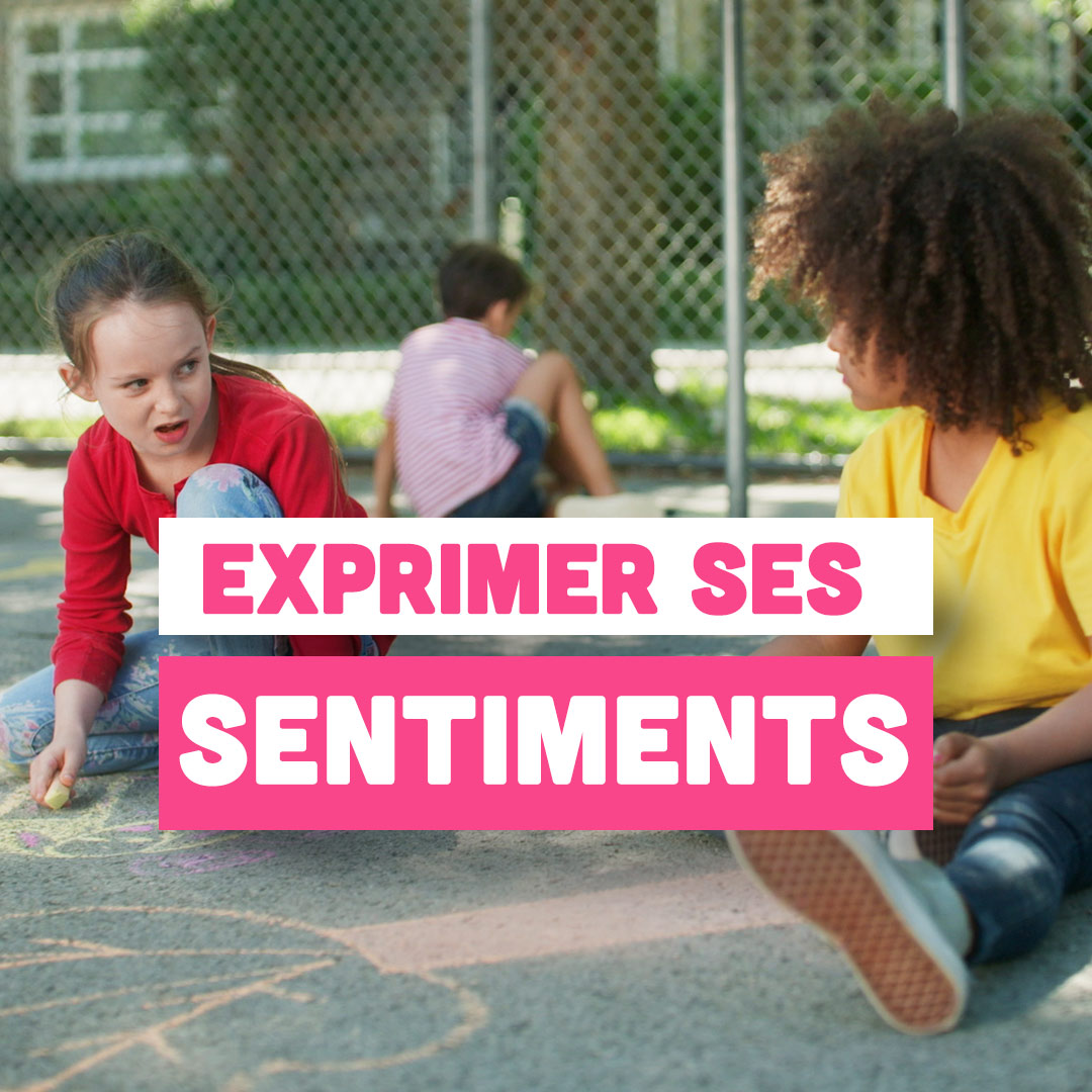 Petite apprenante en costume de Super Agent